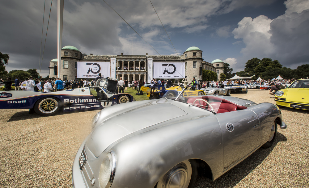 Obchody „70 lat sportowych samochodów Porsche” podczas